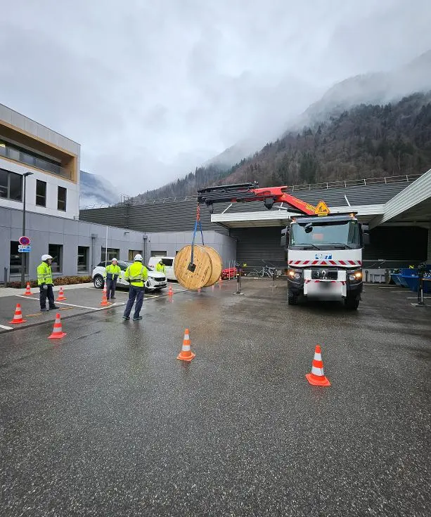 Exercice de levage avec une grue de chargement, formation R490
